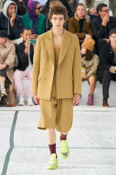 Look 15
